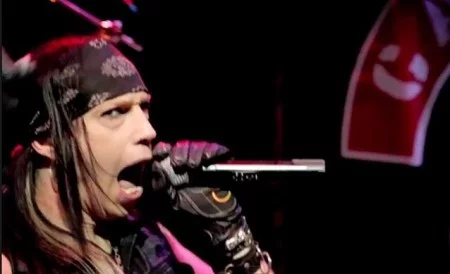 O vocalista Jules Millis em "Punched In The Gutz", novo vídeo do Tigertailz
