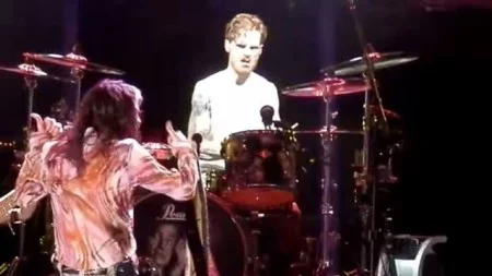 Jesse Sky Kramer no kit de bateria do Aerosmith em show realizado no sábado