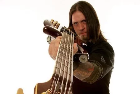 Erik Leonhardt, o novo baixista do Adrenaline Mob