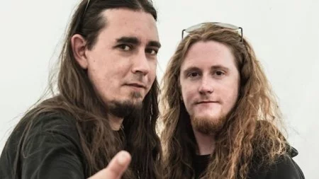 O baixista Joel Graham dá as boas-vindas ao novo guitarrista Piers Donno Fuller 