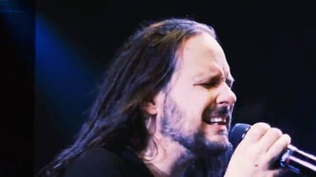 O vocalista Jonathan Davis no vídeo ao vovo para a música "Hater"