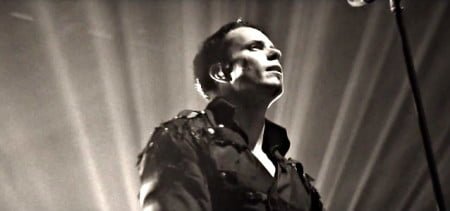 O vocalista Tommy Karevick no clipe de "Falling Like the Fahrenheit"
