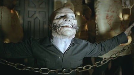 O vocalista Corey Taylor apresenta sua nova máscara no clipe de "The Devil in I"