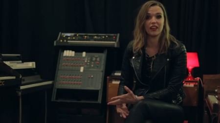 A vocalista e guitarrista Lzzy Hale em estúdio (Foto: reprodução)