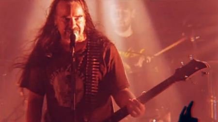 Jeff Walker em ação no clipe de "The Granulating Dark Satanic Mills"