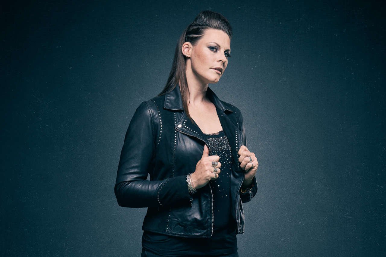 Floor Jansen lança versão em inglês de sua música solo, 'The Fight Go