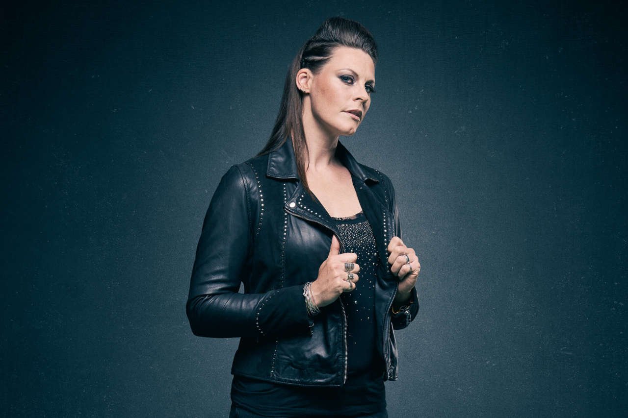 Floor Jansen lança versão em inglês de sua música solo, 'The Fight Go On On'