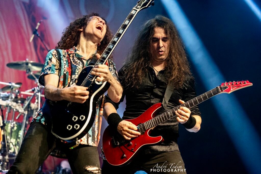 Kiko Loureiro leva Marty Friedman a tocar clássicos da música brasileira em turnê internacional